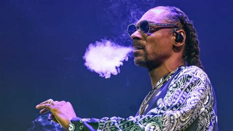 Snoop Dogg dice que decidió dejar de fumar marihuana